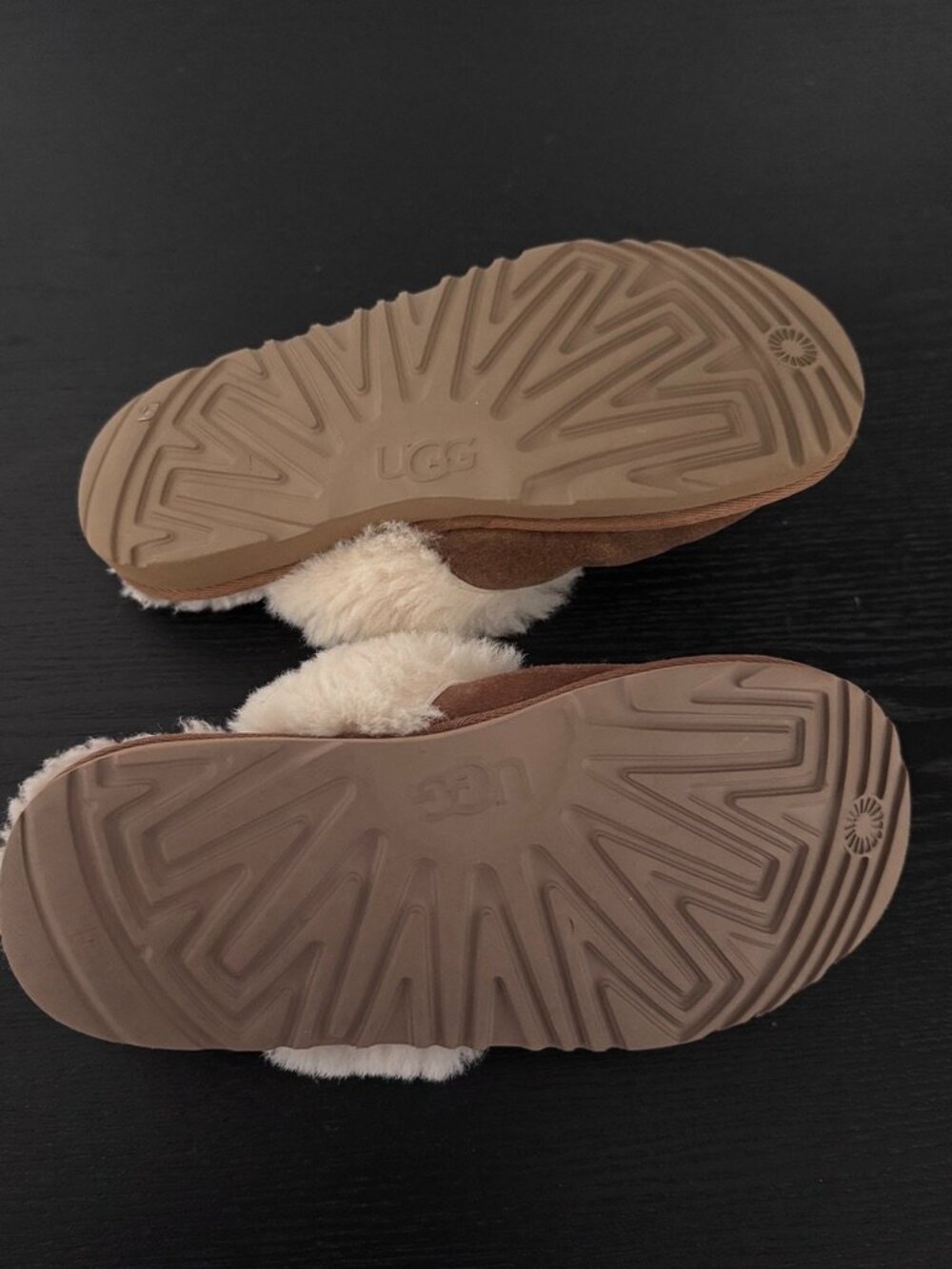 UGG Scuffette II Girls Chestnut Suede Sheepskin Slippers, Size 4,Great Condition - Picture 5 of 6